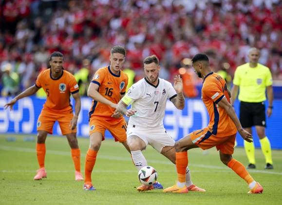 BERLIN - Joey Veerman of Holland, Marko Arnautovic of Austria and Cody Gakpo of Holland (l-r) during the UEFA EURO, EM, Europameisterschaft,Fussball 2024 group D match between the Netherlands and Austria at the Olympiastadion on June 25, 2024 in Berlin, Germany. ANP KOEN VAN WEEL UEFA EURO 2024 2024 xVIxANPxSportx xxANPxIVx 502044051 originalFilename: 502044051.jpg