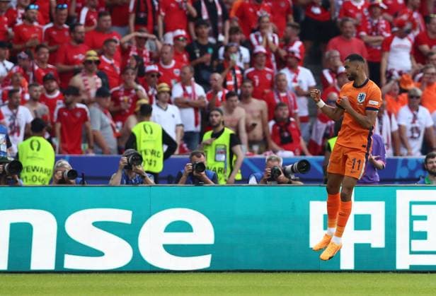 25.06.2024, xtgx, Fussball EM 2024, Niederlande - Österreich emspor, v.l. Cody Gakpo (Niederlande) celebrate the goal, Der Torjubel zum 1:1 (DFL DFB REGULATIONS PROHIBIT ANY USE OF PHOTOGRAPHS as IMAGE SEQUENCES and or QUASI-VIDEO) Berlin