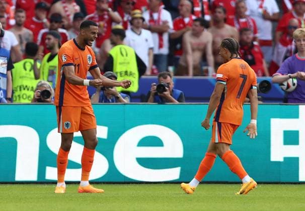 25.06.2024, xtgx, Fussball EM 2024, Niederlande - Österreich emspor, v.l. Cody Gakpo (Niederlande), Xavi Simons (Niederlande) celebrate the goal, Der Torjubel zum 1:1 (DFL DFB REGULATIONS PROHIBIT ANY USE OF PHOTOGRAPHS as IMAGE SEQUENCES and or QUASI-VIDEO) Berlin