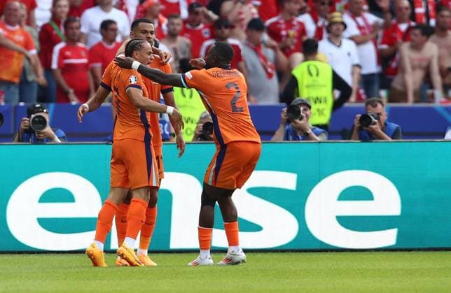 25.06.2024, xtgx, Fussball EM 2024, Niederlande - Österreich emspor, v.l. Cody Gakpo (Niederlande), Xavi Simons (Niederlande), Lutsharel Geertruida (Niederlande) celebrate the goal, Der Torjubel zum 1:1 (DFL DFB REGULATIONS PROHIBIT ANY USE OF PHOTOGRAPHS as IMAGE SEQUENCES and or QUASI-VIDEO) Berlin