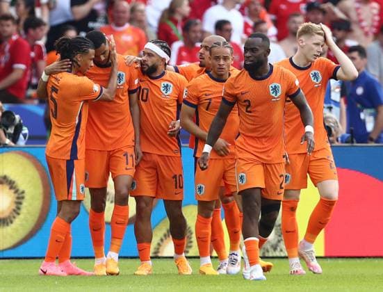25.06.2024, xtgx, Fussball EM 2024, Niederlande - Österreich emspor, v.l. Cody Gakpo (Niederlande), Xavi Simons (Niederlande), Lutsharel Geertruida (Niederlande) celebrate the goal, Der Torjubel zum 1:1 (DFL DFB REGULATIONS PROHIBIT ANY USE OF PHOTOGRAPHS as IMAGE SEQUENCES and or QUASI-VIDEO) Berlin