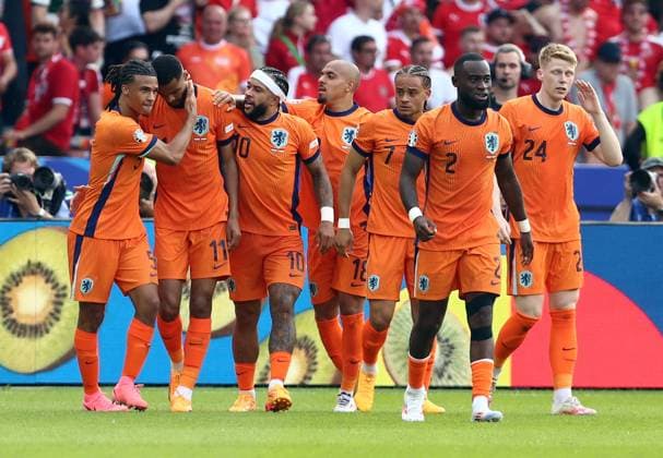 25.06.2024, xtgx, Fussball EM 2024, Niederlande - Österreich emspor, v.l. Cody Gakpo (Niederlande), Xavi Simons (Niederlande), Lutsharel Geertruida (Niederlande) celebrate the goal, Der Torjubel zum 1:1 (DFL DFB REGULATIONS PROHIBIT ANY USE OF PHOTOGRAPHS as IMAGE SEQUENCES and or QUASI-VIDEO) Berlin