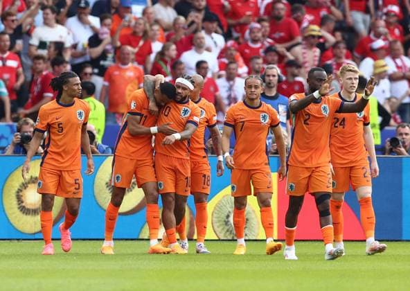 25.06.2024, xtgx, Fussball EM 2024, Niederlande - Österreich emspor, v.l. Cody Gakpo (Niederlande), Xavi Simons (Niederlande), Lutsharel Geertruida (Niederlande) celebrate the goal, Der Torjubel zum 1:1 (DFL DFB REGULATIONS PROHIBIT ANY USE OF PHOTOGRAPHS as IMAGE SEQUENCES and or QUASI-VIDEO) Berlin