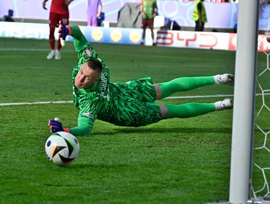 25.06.2024, Fussball UEFA EURO, EM, Europameisterschaft,Fussball 2024, Vorrunde, 3.Spieltag, Frankreich - Polen, im BVB-Stadion in Dortmund, Lukasz Skorupski (Polen) hechtet dem Ball hinterher