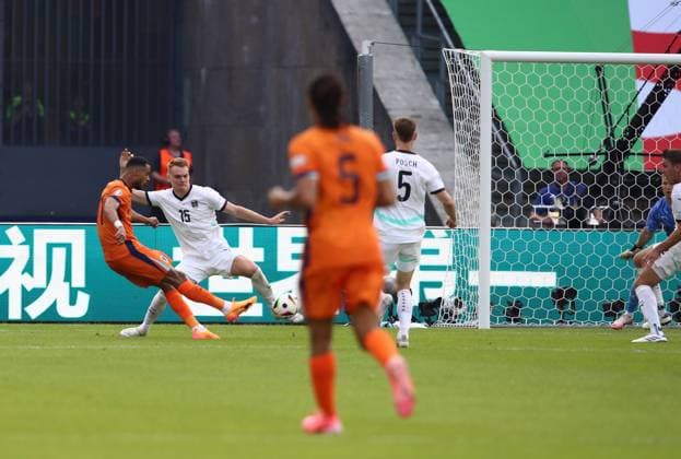 25.06.2024, xtgx, Fussball EM 2024, Niederlande - Österreich emspor, v.l. Cody Gakpo (Niederlande), Philipp Lienhart (Oesterreich), Patrick Pentz (Oesterreich) Goal scored, erziehlt das Tor zum 1:1 (UEFA REGULATIONS PROHIBIT ANY USE OF PHOTOGRAPHS as IMAGE SEQUENCES and or QUASI-VIDEO) Berlin