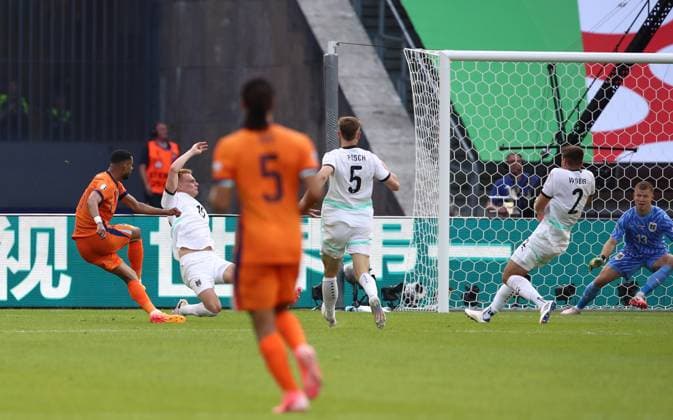 25.06.2024, xtgx, Fussball EM 2024, Niederlande - Österreich emspor, v.l. Cody Gakpo (Niederlande), Philipp Lienhart (Oesterreich), Patrick Pentz (Oesterreich) Goal scored, erziehlt das Tor zum 1:1 (UEFA REGULATIONS PROHIBIT ANY USE OF PHOTOGRAPHS as IMAGE SEQUENCES and or QUASI-VIDEO) Berlin