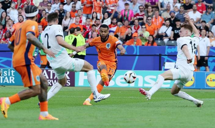 Cody Gakpo erzielt das Tor zum 1:1 Ausgleich, Philipp Lienhart Zweikampf Spielszene Aktion Fußball Fussball Europameisterschaft Euro 2024 EM Herren Saison 2023 2024 25.06.2024 Niederlande NED vs. Österreich AUT in Berlin DFL regulations prohibit any use of photographs as image sequences and or quasi-video.