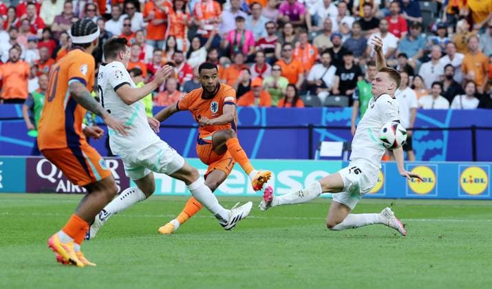 Cody Gakpo erzielt das Tor zum 1:1 Ausgleich, Philipp Lienhart Zweikampf Spielszene Aktion Fußball Fussball Europameisterschaft Euro 2024 EM Herren Saison 2023 2024 25.06.2024 Niederlande NED vs. Österreich AUT in Berlin DFL regulations prohibit any use of photographs as image sequences and or quasi-video.
