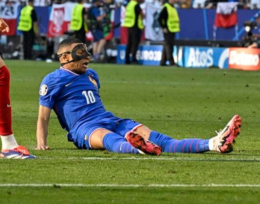 25.06.2024, Fussball UEFA EURO, EM, Europameisterschaft,Fussball 2024, Vorrunde, 3.Spieltag, Frankreich - Polen, im BVB-Stadion in Dortmund, Kylian Mbappe (Frankreich) am Boden.