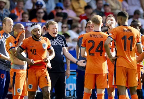 BERLIN - Holland coach Ronald Koeman addresses his players during the UEFA EURO, EM, Europameisterschaft,Fussball 2024 group D match between the Netherlands and Austria at the Olympiastadion on June 25, 2024 in Berlin, Germany. ANP KOEN VAN WEEL UEFA EURO 2024 2024 xVIxANPxSportx xxANPxIVx 502044851 originalFilename: 502044851.jpg