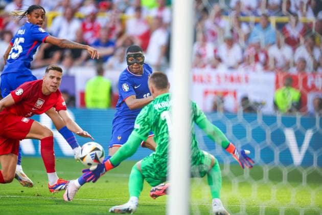 DORTMUND 25.06.2024 MECZ III RUNDA GRUPA D MISTRZOSTW EUROPY 2024: FRANCJA - POLSKA --- THIRD ROUND GROUP D UEFA EURO, EM, Europameisterschaft,Fussball 2024 MATCH IN DORTMUND: FRANCE - POLAND NZ KYLIAN MBAPPE BRADLEY BARCOLA JAN BEDNAREK FOT. PATRYK PINDRAL 400MM.PL NEWSPIX.PL --- Newspix.pl  20240625_PP83_101A5935
