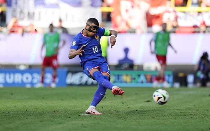 25.06.2024, Fussball Europameisterschaft, UEFA EURO, EM, Europameisterschaft,Fussball 2024, Frankreich - Polen, Gruppe D, BVB Stadion Dortmund, v.l., Goal scored, Tor zum 1:0 durch Kylian Mbappe (Frankreich) Copyright: HMBxMedia