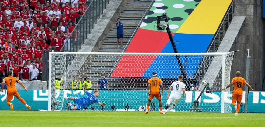 Fussball, Herren, Saison 2023 24, UEFA EURO, EM, Europameisterschaft,Fussball EM 2024, Gruppe D (3. Spieltag) in Berlin, Niederlande - Österreich, Cody Gakpo (nicht im Bild, Niederlande) erzielt das Tor zum 1:1 gegen Torwart Patrick Pentz (Österreich), 25.06. 2024, Copyright: xMatthiasxKochx