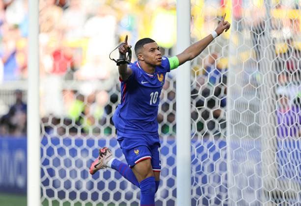 25.06.2024, Fussball Europameisterschaft, UEFA EURO, EM, Europameisterschaft,Fussball 2024, Frankreich - Polen, Gruppe D, BVB Stadion Dortmund, v.l., Torjubel zum 1:0 durch Kylian Mbappe (Frankreich), Goal celebration, celebrate the goal Copyright: HMBxMedia
