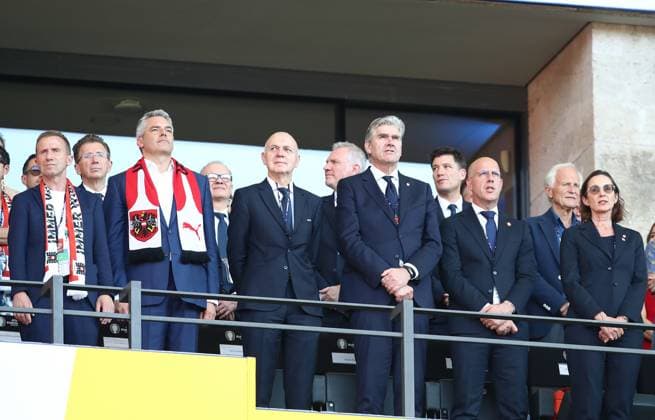 25.06.2024, xtgx, Fussball EM 2024, Niederlande - Österreich emspor, v.l. Klaus Mitterdorfer (ÖFB-Präsidenten), Kanzler Karl Nehammer (Österreich), DFB Praesident Bernd Neuendorf (Deutscher Fussball-Bund), KNVB president Frank Paauw, KNVB secretary general Gijs de Jong, KNVB Director of Professional, Director of Professional Football Marianne van Leeuwen, (DFL DFB REGULATIONS PROHIBIT ANY USE OF PHOTOGRAPHS as IMAGE SEQUENCES and or QUASI-VIDEO) Berlin