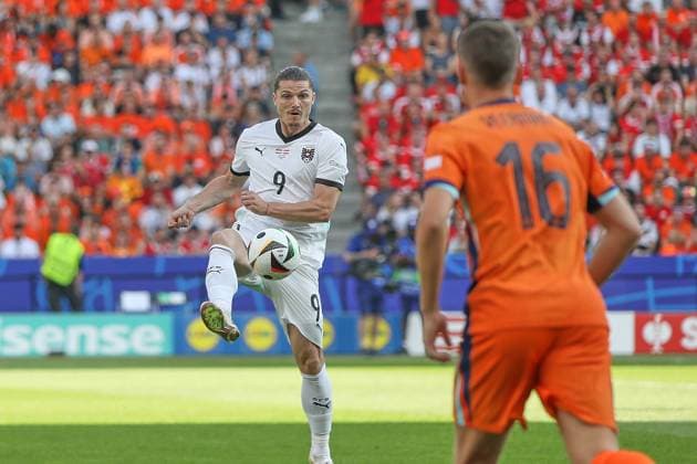 Berlin, Deutschland, 25.06.2024: Olympiastadion: Fußball-EM 2024, Gruppe D, Niederlande - Österreich: Marcel Sabitzer (9, Österreich) und Joey Veerman (16, Niederlande) Copyright: xdtsxNachrichtenagenturx dts_41707