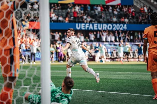 Fußball Herren UEFA-Fußball-Europameisterschaft 2024 Gruppe D Niederlande vs. Österreich 25.06.2024 Romano Schmid ( 18, Österreich) macht das Tor zum 2:1 und jubelt Berlin Olympiastadion Berlin Deutschland