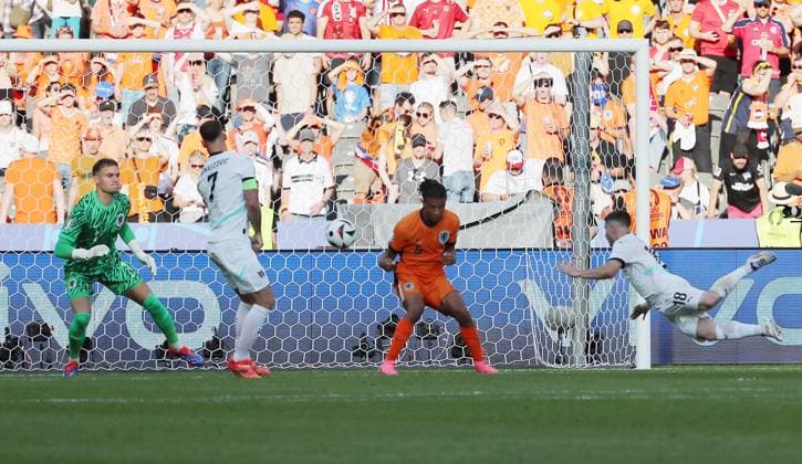 Romano Schmid erzielt das Tor zum 1:2 gegen Torwart Bart Verbruggen Zweikampf Spielszene Aktion Fußball Fussball Europameisterschaft Euro 2024 EM Herren Saison 2023 2024 25.06.2024 Niederlande NED vs. Österreich AUT in Berlin DFL regulations prohibit any use of photographs as image sequences and or quasi-video.