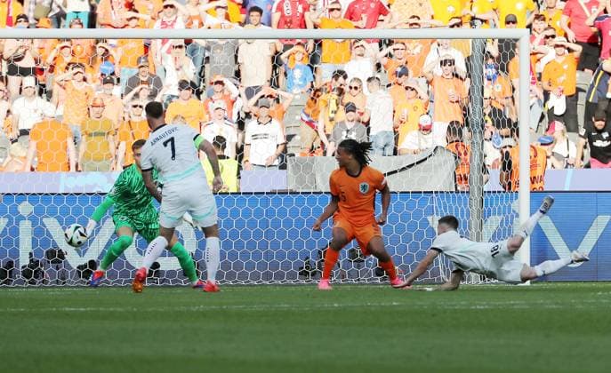 Romano Schmid erzielt das Tor zum 1:2 gegen Torwart Bart Verbruggen Zweikampf Spielszene Aktion Fußball Fussball Europameisterschaft Euro 2024 EM Herren Saison 2023 2024 25.06.2024 Niederlande NED vs. Österreich AUT in Berlin DFL regulations prohibit any use of photographs as image sequences and or quasi-video.