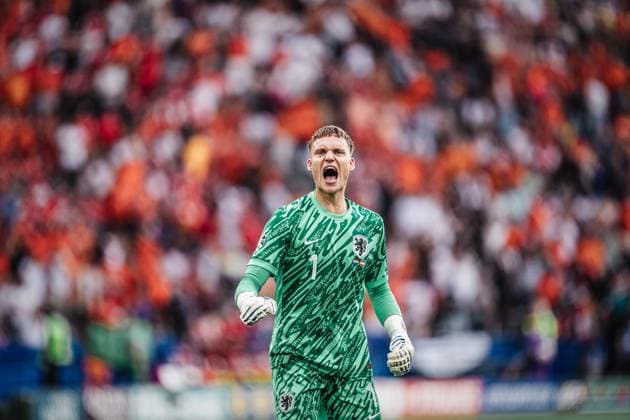 Fußball Herren UEFA-Fußball-Europameisterschaft 2024 Gruppe D Niederlande vs. Österreich 25.06.2024 Bart Verbruggen ( 1, Niederlande) jubelt Berlin Olympiastadion Berlin Deutschland
