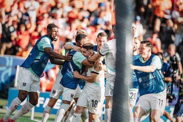 Fußball Herren UEFA-Fußball-Europameisterschaft 2024 Gruppe D Niederlande vs. Österreich 25.06.2024 Torschütze Romano Schmid ( 18, Österreich) wird von seinem Team gefeiert Berlin Olympiastadion Berlin Deutschland