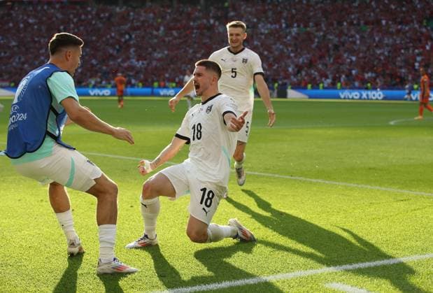 25.06.2024, xtgx, Fussball EM 2024, Niederlande - Österreich emspor, v.l. Romano Schmid (Oesterreich) celebrate the goal, Der Torjubel zum 2:1 (UEFA REGULATIONS PROHIBIT ANY USE OF PHOTOGRAPHS as IMAGE SEQUENCES and or QUASI-VIDEO) Berlin