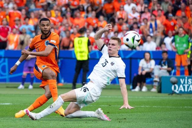 Cody Gakpo (Niederlande, 11) trifft das Tor zum 1:1 Ausgleich im Zweikampf mit Philipp Lienhart (Oesterreich, 15), GER, Netherlands (NED) vs Austria (AUT), Fussball Europameisterschaft, UEFA EURO, EM, Europameisterschaft,Fussball 2024, Gruppe D, 3. Spieltag, 25.06.2024 GER, Netherlands (NED) vs Austria (AUT), Fussball Europameisterschaft, UEFA EURO 2024, Gruppe D, 3. Spieltag, 25.06.2024 Berlin Copyright: xEibner-Pressefoto Memmlerx EP_MMR