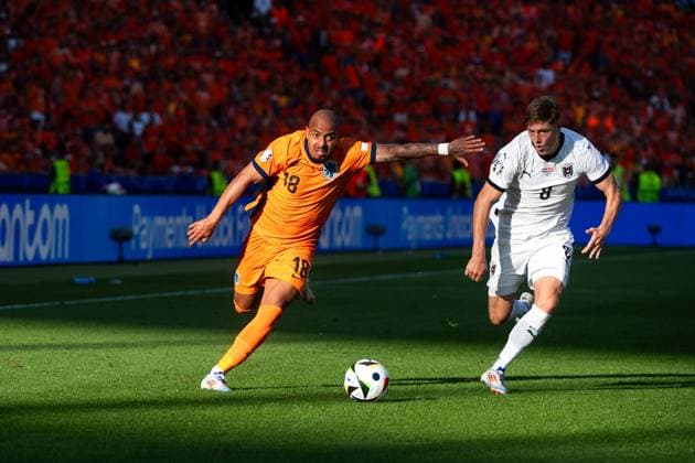 Donyell Malen (Niederlande, 18) im Zweikampf mit Alexander Prass (Oesterreich, 08), GER, Netherlands (NED) vs Austria (AUT), Fussball Europameisterschaft, UEFA EURO, EM, Europameisterschaft,Fussball 2024, Gruppe D, 3. Spieltag, 25.06.2024 GER, Netherlands (NED) vs Austria (AUT), Fussball Europameisterschaft, UEFA EURO 2024, Gruppe D, 3. Spieltag, 25.06.2024 Berlin Copyright: xEibner-Pressefoto Memmlerx EP_MMR