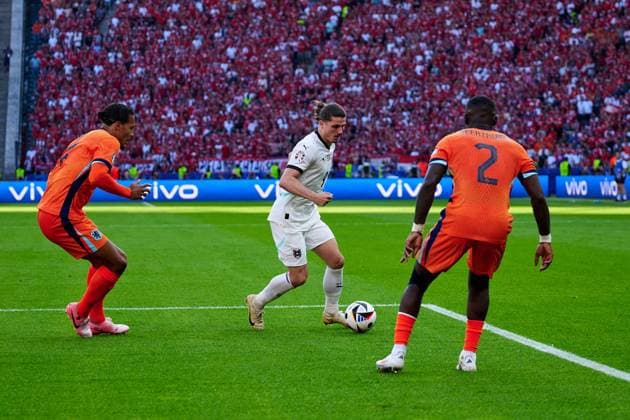 Virgil van Dijk (Niederlande, 04), Marcel Sabitzer (Oesterreich, 09), Lutsharel Geertruida (Niederlande, 02), GER, UEFA EURO, EM, Europameisterschaft,Fussball 2024, Fussball Herren, UEFA EM 2024 Matchtag 3, Gruppe D, Niederlande vs. Oesterreich, Netherlands vs. Austria, 25.06.2024. GER, UEFA Euro 2024, Fussball Herren, UEFA EM 2024 Matchtag 3, Gruppe D, Niederlande vs. Oesterreich, Netherlands vs. Austria, 25.06.2024. Berlin Copyright: xEibner-Pressefotox xClaudiusxRauchx EP_CRH