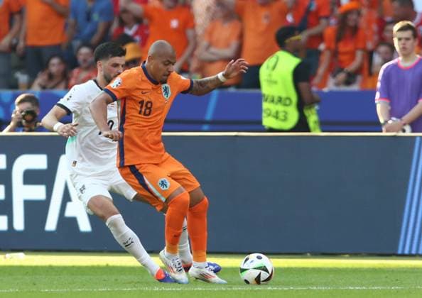 25.06.2024, xtgx, Fussball EM 2024, Niederlande - Österreich emspor, v.l. Florian Grillitsch (Oesterreich), Donyell Malen (Niederlande) (UEFA REGULATIONS PROHIBIT ANY USE OF PHOTOGRAPHS as IMAGE SEQUENCES and or QUASI-VIDEO) Berlin