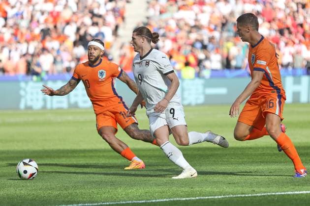 Berlin, Deutschland, 25.06.2024: Olympiastadion: Fußball-EM 2024, Gruppe D, Niederlande - Österreich: Marcel Sabitzer (Österreich, 9) läuft hinter dem Ball her, verfolgt von Memphis Depay (Niederlande, 10) und Joey Veerman (Niederlande, 16). Copyright: xdtsxNachrichtenagenturx dts_41696