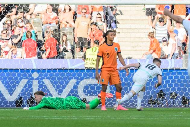 GER, Berlin, Fussball, Oesterreich vs. Niederlande, Gruppe D, Gruppenphase, UEFA EURO, EM, Europameisterschaft,Fussball 2024, SP, Olympia - Stadion Berlin, v.l. Bart Verbruggen (NED), Nathan Ake (NED), Romano Schmid (Austria), Tor durch Romano Schmid (Austria), zum 1:2, 25.06. 2024, Copyright: HMBxMedia UwexKoch