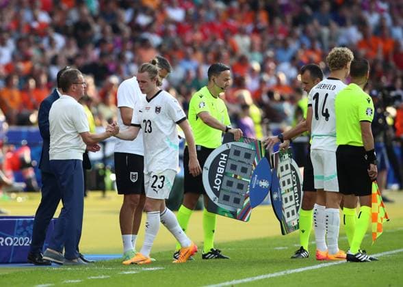 25.06.2024, xtgx, Fussball EM 2024, Niederlande - Österreich emspor, v.l. Trainer Ralf Rangnick (Oesterreich), Patrick Wimmer (Oesterreich) shakehands Auswechslung Einwechslung, Leopold Querfeld (Oesterreich) (UEFA REGULATIONS PROHIBIT ANY USE OF PHOTOGRAPHS as IMAGE SEQUENCES and or QUASI-VIDEO) Berlin