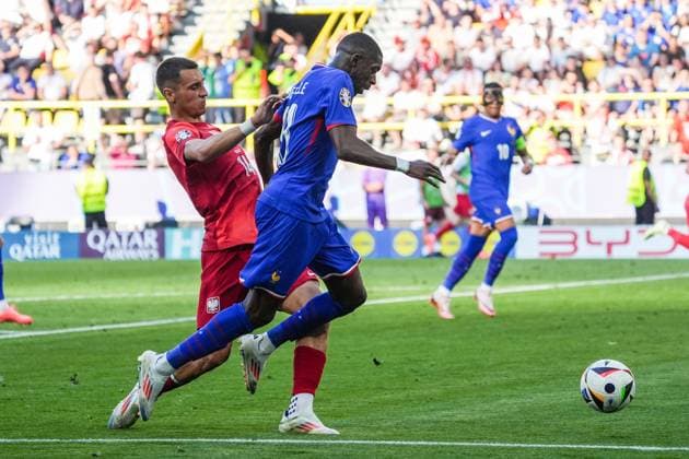 Ousmane DembÃ lÃ (Frankreich, France, 11) dringt in den Strafraum ein und wird von Jakub Kiwior (Polen, Poland, Polska, 14) gefoult - Elfmeter - Dortmund 25.06.2024: Frankreich vs. Polen, EURO2024 M32, Gruppe D, EM-Arena Dortmund