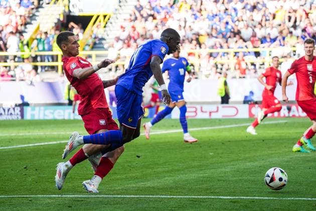 Ousmane DembÃ lÃ (Frankreich, France, 11) dringt in den Strafraum ein und wird von Jakub Kiwior (Polen, Poland, Polska, 14) gefoult - Elfmeter - Dortmund 25.06.2024: Frankreich vs. Polen, EURO2024 M32, Gruppe D, EM-Arena Dortmund