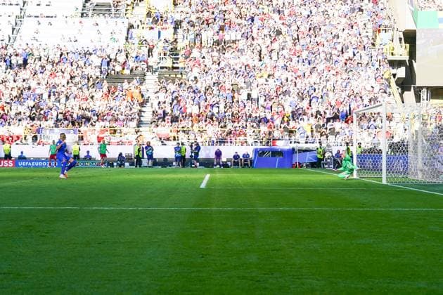 Kylian MbappÃ (Frankreich, France, 10) verwandelt den Elfmeter gegen Torwart Lukasz Skorupski (Polen, Poland, Polska, 12) zum 1:0, Frankreichs erstes selbst erzieltes Tor dieser Europameisterschaft - Dortmund 25.06.2024: Frankreich vs. Polen, EURO2024 M32, Gruppe D, EM-Arena Dortmund