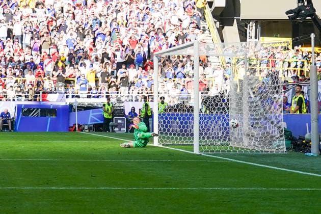 Kylian MbappÃ (Frankreich, France, 10) verwandelt den Elfmeter gegen Torwart Lukasz Skorupski (Polen, Poland, Polska, 12) zum 1:0, Frankreichs erstes selbst erzieltes Tor dieser Europameisterschaft - Dortmund 25.06.2024: Frankreich vs. Polen, EURO2024 M32, Gruppe D, EM-Arena Dortmund