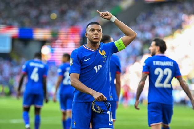 EM 2024: Frank - Polen am 25.06.2024 im BVB Stadion in Dortmund Jubel, Torjubel, Torschuetze, Torschütze Kylian MbappÃ 10 of France jubelt nach seinem Tor zum 1:0.