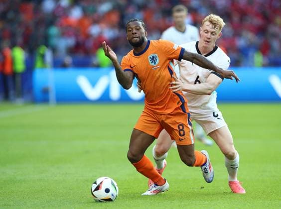 25.06.2024, xtgx, Fussball EM 2024, Niederlande - Österreich emspor, v.l. Stefan de Vrij (Niederlande), Alexander Prass (Oesterreich) (UEFA REGULATIONS PROHIBIT ANY USE OF PHOTOGRAPHS as IMAGE SEQUENCES and or QUASI-VIDEO) Berlin