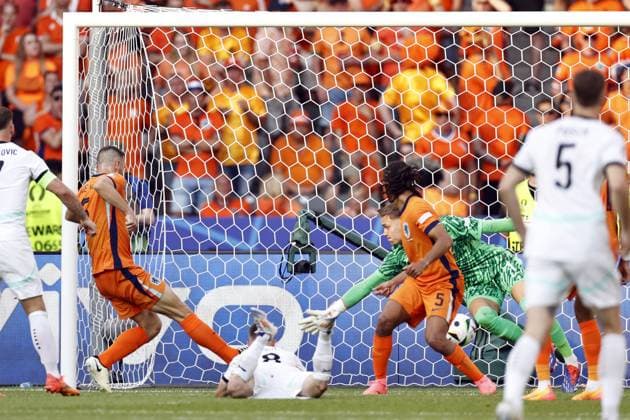 BERLIN - Romano Schmid of Austria scores the 1-2 during the UEFA EURO, EM, Europameisterschaft,Fussball 2024 group D match between the Netherlands and Austria at the Olympiastadion on June 25, 2024 in Berlin, Germany. ANP MAURICE VAN STEEN UEFA EURO 2024 2024 xVIxANPxSportx xxANPxIVx 502046080 originalFilename: 502046080.jpg