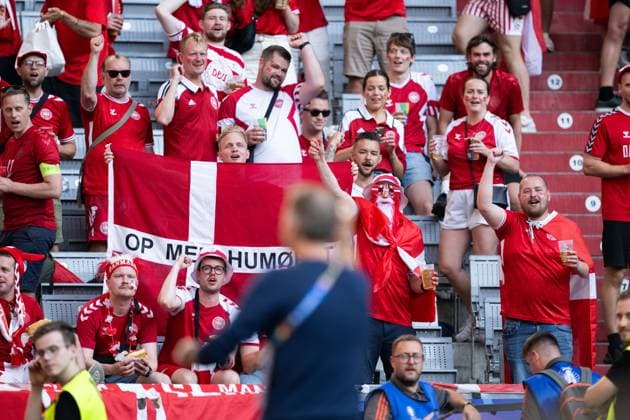 240625 Fans of Denmark celebrates with head coach Kasper Hjulmand ahead of the UEFA EURO, EM, Europameisterschaft,Fussball 2024 Football Championship match between Denmark and Serbia on June 25, 2024 in Munich. Photo: Mathias Bergeld BILDBYRAN kod MB MB0940 fotboll football soccer fotball fotbolls-em europamästerskap em uefa euro uefa european football championship euro 2024 danmark denmark serbien serbia bbeng jubel publik Copyright: MATHIASxBERGELD BB240625MB020