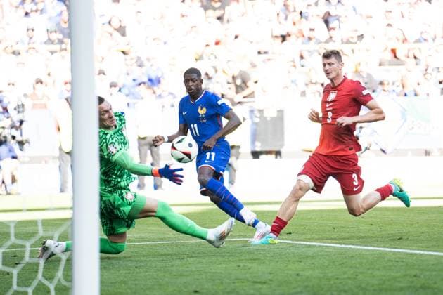 GER, Euro 2024, Group D, Frankreich (FRA) vs Polen (POL) 25.06.2024, Signal Iduna Park BVB Stadion Dortmund, Dortmund, GER, Euro 2024, Group D, Frankreich (FRA) vs Polen (POL) Im Bild: Skorupski Lukasz (Polen Poland POL, 12) hält den Ball von Dembelà Dembele Ousmane (Frankreich France FRA, 11)