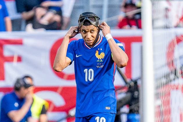 Sport Bilder des Tages Tor und Jubel nach Elfmeter zum 1:0 durch Kylian Mbappe (Frankreich, 10) mit seiner Maske Frankreich vs. Polen, Herren, Fussball, 3. Spieltag, EURO 2024, 25.06.2024, Europameisterschaft, Gruppe D Frankreich vs. Polen, Herren, Fussball, 3. Spieltag, EURO 2024, 25.06.2024, Europameisterschaft, Gruppe D Dortmund Copyright: xEibner-Pressefoto BahhoxKarax EP_FRA