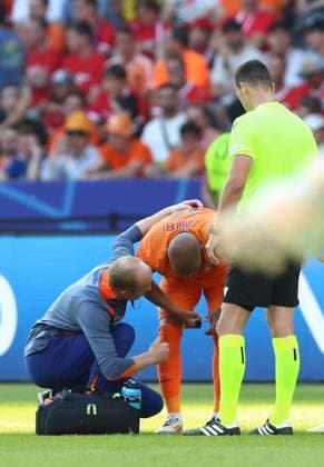 25.06.2024, xtgx, Fussball EM 2024, Niederlande - Österreich emspor, v.l. Donyell Malen (Niederlande) verletzt, Verletzung, Behandlung (UEFA REGULATIONS PROHIBIT ANY USE OF PHOTOGRAPHS as IMAGE SEQUENCES and or QUASI-VIDEO) Berlin