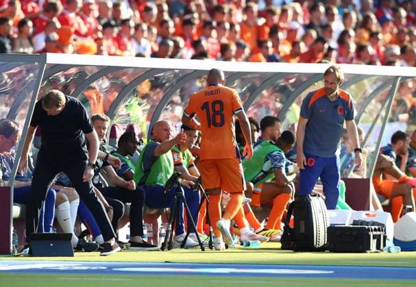 25.06.2024, xtgx, Fussball EM 2024, Niederlande - Österreich emspor, v.l. Donyell Malen (Niederlande) Auswechslung Einwechslung (UEFA REGULATIONS PROHIBIT ANY USE OF PHOTOGRAPHS as IMAGE SEQUENCES and or QUASI-VIDEO) Berlin