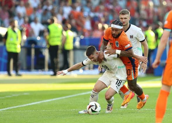 25.06.2024, xtgx, Fussball EM 2024, Niederlande - Österreich emspor, v.l. Romano Schmid (Oesterreich), Memphis Depay (Niederlande), Stefan Posch (Oesterreich) (UEFA REGULATIONS PROHIBIT ANY USE OF PHOTOGRAPHS as IMAGE SEQUENCES and or QUASI-VIDEO) Berlin