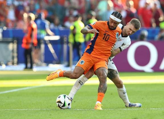 25.06.2024, xtgx, Fussball EM 2024, Niederlande - Österreich emspor, v.l. Memphis Depay (Niederlande), Stefan Posch (Oesterreich) (UEFA REGULATIONS PROHIBIT ANY USE OF PHOTOGRAPHS as IMAGE SEQUENCES and or QUASI-VIDEO) Berlin