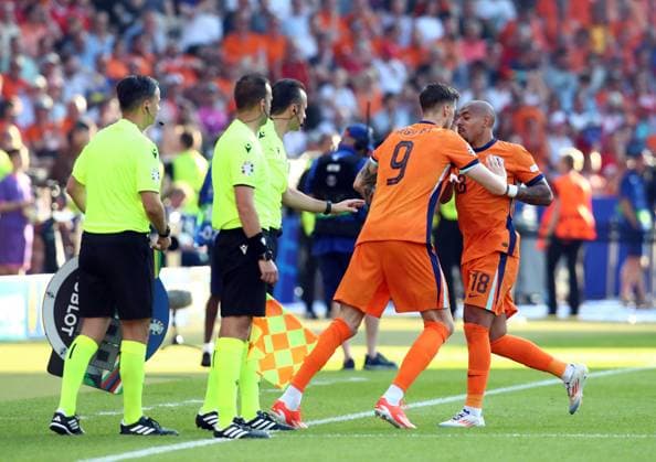 25.06.2024, xtgx, Fussball EM 2024, Niederlande - Österreich emspor, v.l. Wout Weghorst (Niederlande), Donyell Malen (Niederlande) Auswechslung Einwechslung (UEFA REGULATIONS PROHIBIT ANY USE OF PHOTOGRAPHS as IMAGE SEQUENCES and or QUASI-VIDEO) Berlin