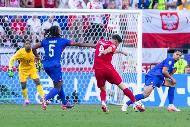 UEFA EURO, EM, Europameisterschaft,Fussball 2024: Frankreich - Polen; 25.06.2024 Robert Lewandowski (Polen, 9) mit einer Schusschance. UEFA EURO 2024: Frankreich - Polen; BVB Stadion Dortmund, Dortmund, am 25.06.2024 Copyright: xBEAUTIFULxSPORTS Meuselx