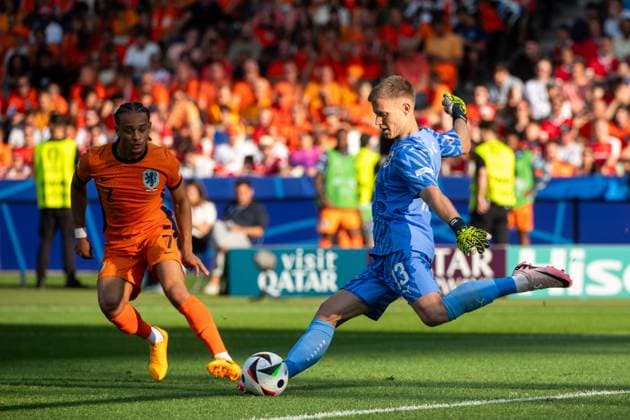 Patrick Pentz (Oesterreich, 13) am Ball, daneben Xavi Simons (Niederlande, 07), GER, Netherlands (NED) vs Austria (AUT), Fussball Europameisterschaft, UEFA EURO, EM, Europameisterschaft,Fussball 2024, Gruppe D, 3. Spieltag, 25.06.2024 GER, Netherlands (NED) vs Austria (AUT), Fussball Europameisterschaft, UEFA EURO 2024, Gruppe D, 3. Spieltag, 25.06.2024 Berlin Copyright: xEibner-Pressefoto Memmlerx EP_MMR